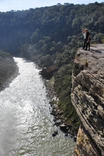 Observando o canyon abaixo do Salto Barão do Rio Branco, em Prudentópolis - PR